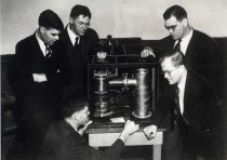 Varian brothers, William Hansen, David Webster and John Woodyard with klystron model