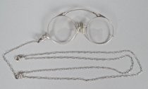 Pince-nez with chain