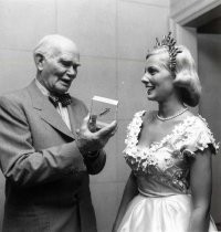 Lee de Forest showing the Tube Queen his award