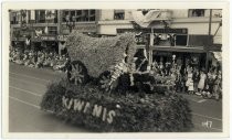 Kiwanis covered wagon float, Fiesta de las Rosas