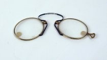 Pince-nez eyeglasses