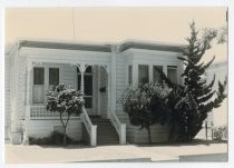 One-story Victorian house, flat roof