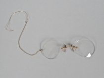 Pince-nez with chain