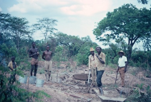 Making mud bricks, Kaputa