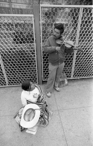 Man plays the violin, Mexico City, ca. 1980