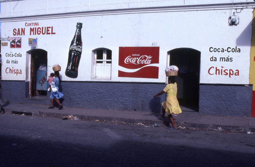 Two women and their baskets, Chiquimula, 1982