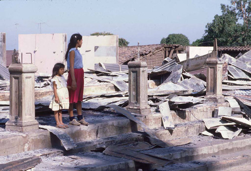 Residents amid ruin, Berlín, 1983