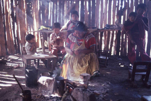 Guatemaln refugees cook, Cuauhtémoc, 1983