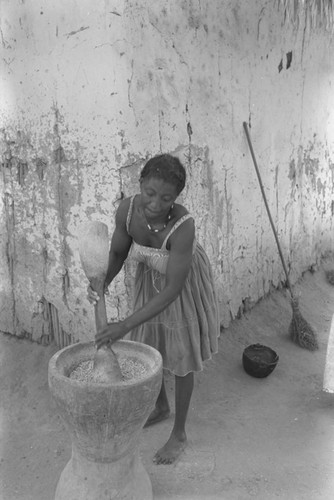 Woman grinding corn, San Basilio del Palenque, ca. 1978