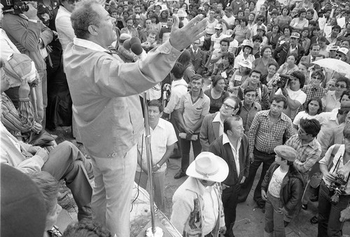 Presidential Candidate Ángel Aníbal Guevara speaks to crowd of people at campaign rally, Guatemala City, 1982