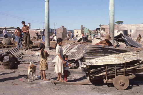 Civilians through debris, Berlín, 1983