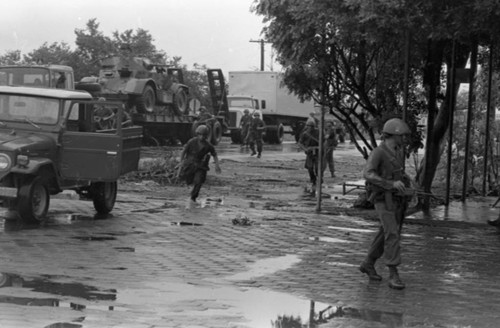 Soldiers run in the street, Nicaragua, 1979