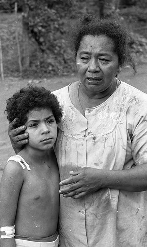 Woman and child crying in a cemetery, Leon, 1979