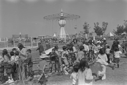 Amusement rides and a long line, Tunjuelito, Colombia, 1977