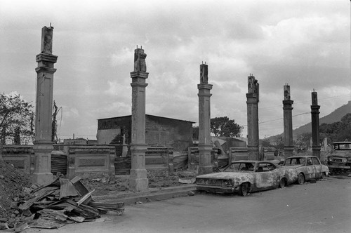 Destroyed cars amid ruins, Berlín, 1983