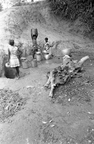 Women and a girl gathering water, San Basilio de Palenque, 1977