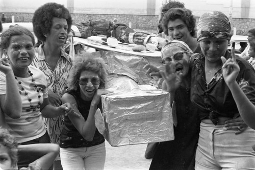 Men and women carrying a box, Barranquilla, Colombia, 1977