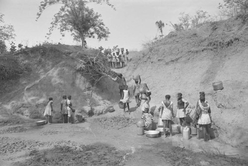 Village women collecting water, San Basilio de Palenque, 1977