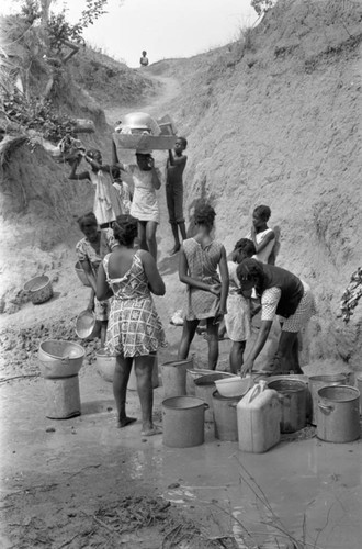 Women and girls collecting water, San Basilio de Palenque, Colombia, 1977