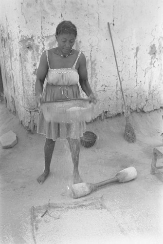 Woman sifting corn, San Basilio del Palenque, ca. 1978