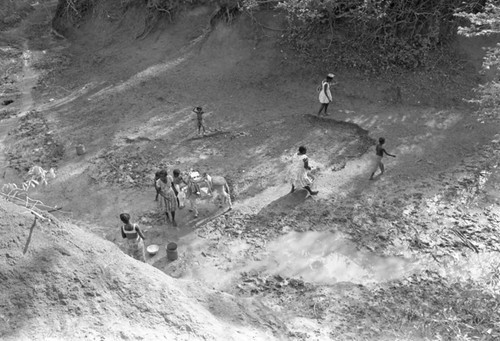 Women and children collecting water, San Basilio de Palenque, Colombia, 1977