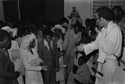 Father Dionisio celebrating multiple weddings, San Basilio del Palenque, ca. 1978