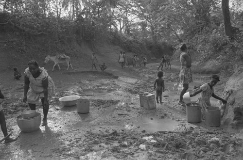 Collecting water, San Basilio de Palenque, 1977