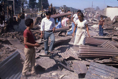 Civilians amongs the rubble, Berlín, Usulután, 1983