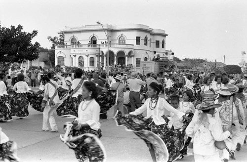 Cumbiamba Agua P'a Mi dancers performing, Barranquilla, Colombia, 1977