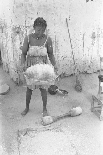 Woman sifting corn, San Basilio del Palenque, ca. 1978