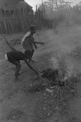 Children stand by a fire, San Basilio de Palenque, ca. 1978