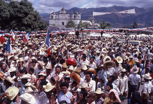 Crowd of people at a Sandoval campaign rally, Chiquimula, 1982