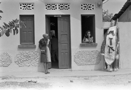 Women watching a dancer go through a doorway, Barranquilla, Colombia, 1977