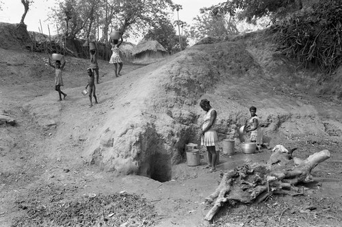 Women and children gathering water, San Basilio de Palenque, 1977