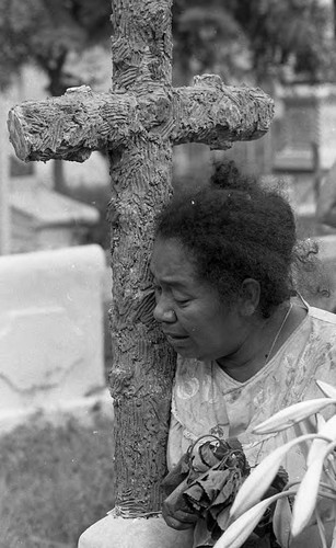 Mourning woman with flowers, Leon, 1979