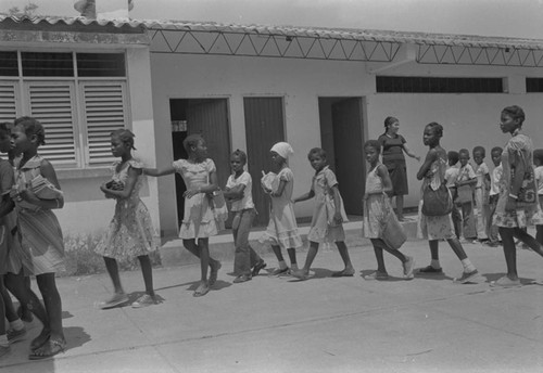 Students walking in line outside classroom, San Basilio de Palenque, ca. 1978