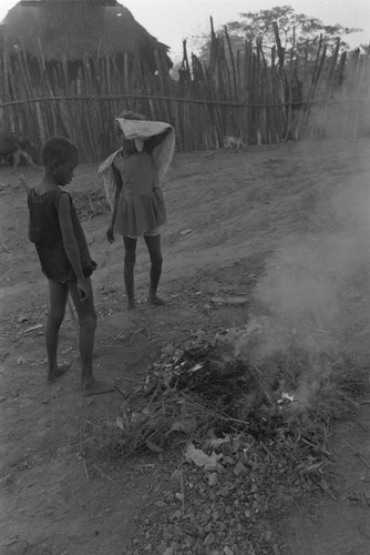 Children stand by a fire, San Basilio de Palenque, ca. 1978