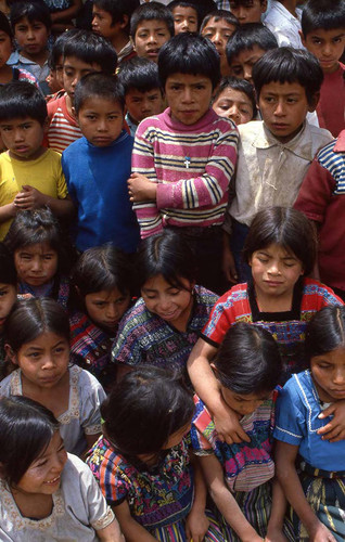 School children huddle together, Zaragoza, 1982