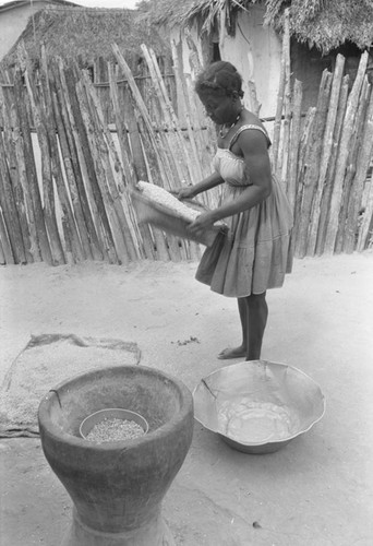 Woman sifting corn, San Basilio del Palenque, ca. 1978