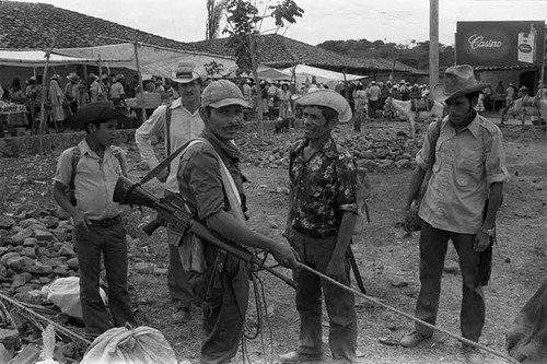 Guerrilleros assemble, Corinto, Morazán, 1983