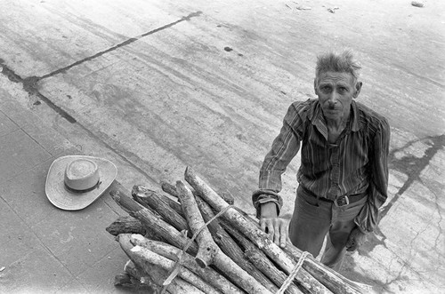 Older man collecting logs, Berlín, 1983
