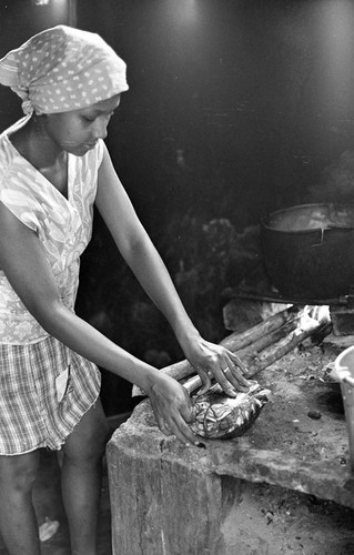 Anselma Salas cooking a turtle, San Basilio de Palenque, 1977