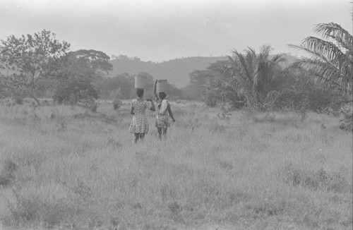 Women carrying containers on their head, San Basilio de Palenque, ca. 1978