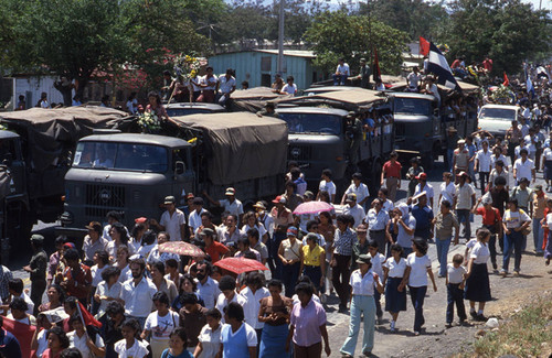 People going to the burial, Nicaragua, 1983