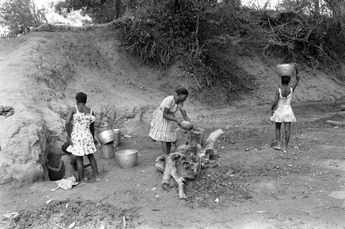 Women and girls gathering water, San Basilio de Palenque, 1977