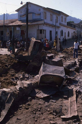 Building in ruins and a crowd, Berlín, Usulután, 1983