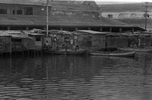 Men unload fruits from boats, Cartagena Province, 1975