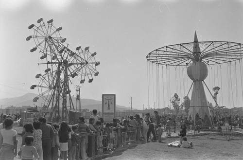 Amusement rides and a long line, Tunjuelito, Colombia, 1977