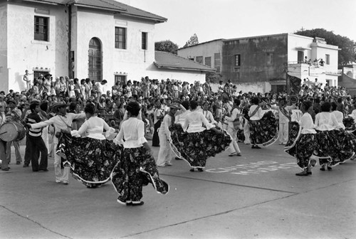 Cumbiamba Agua P'a Mi dancers performing, Barranquilla, Colombia, 1977