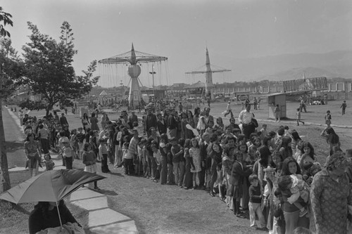 A large crowd in a long line, Tunjuelito, Colombia, 1977